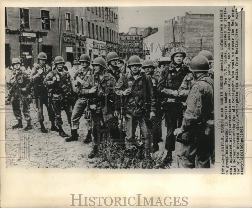 1961 Press Photo American infantrymen stand in group near border in Berlin