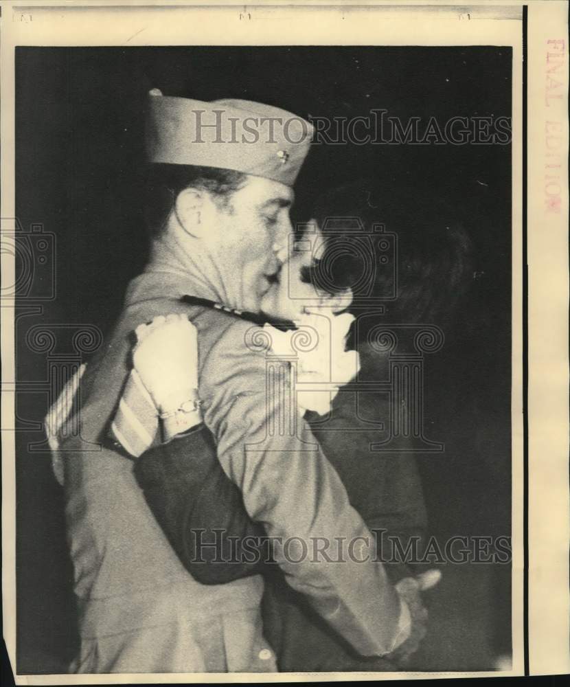 1973 Press Photo Navy Commander Brian D. Woods kissed by Wife in San Diego- Historic Images