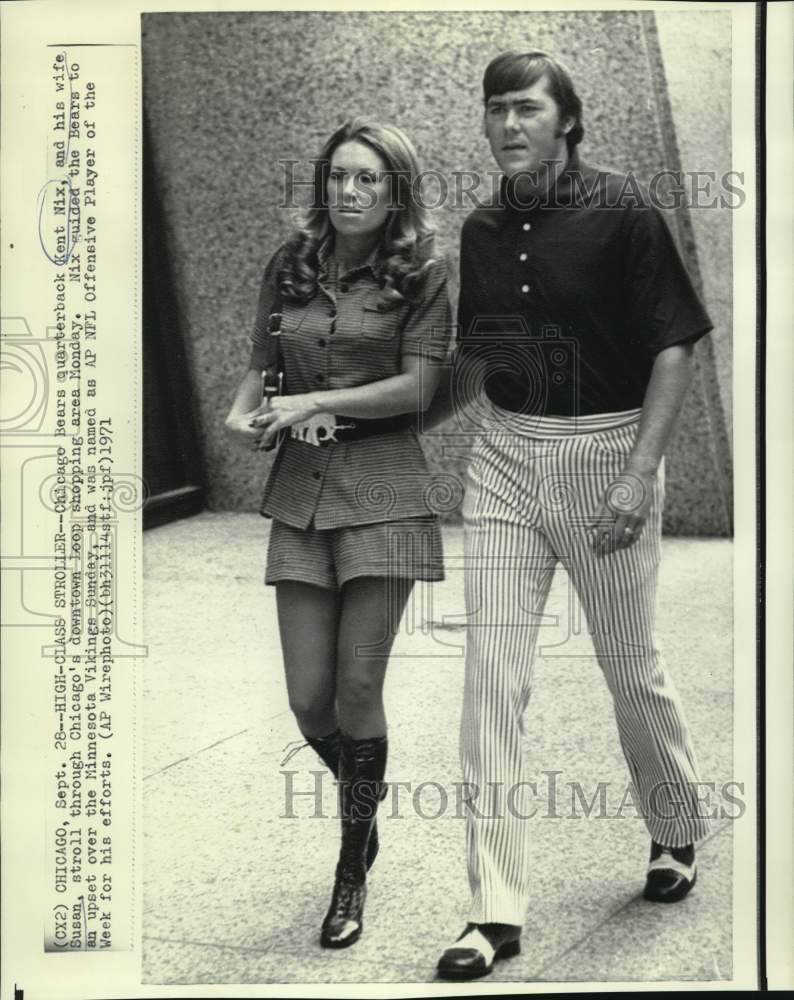 1971 Press Photo Chicago Bears quarterback and Mrs. Kent Nix stroll Chicago Loop- Historic Images