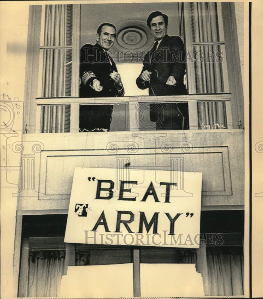 1971 Press Photo Navy Heads Lower &quot;Beat Army&quot; Sign to Army Secretary&#39;s Window- Historic Images