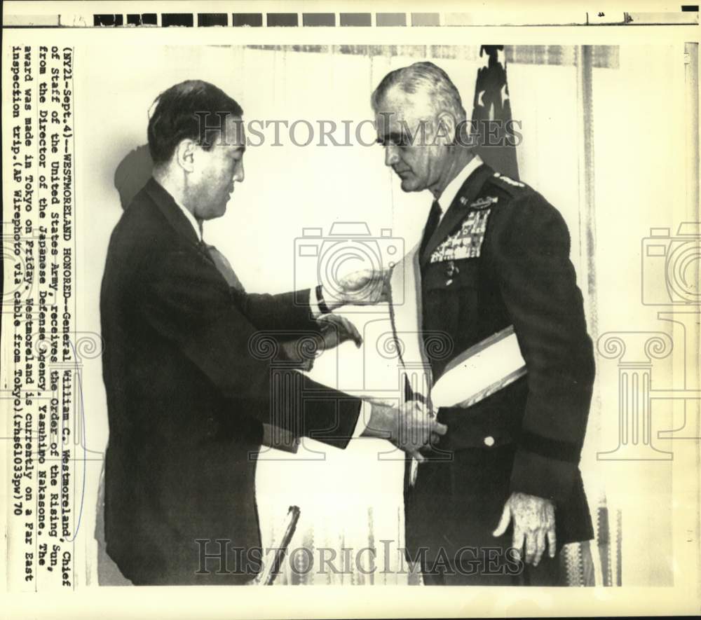 1970 Press Photo General William C. Westmoreland receives Award at Ceremony
