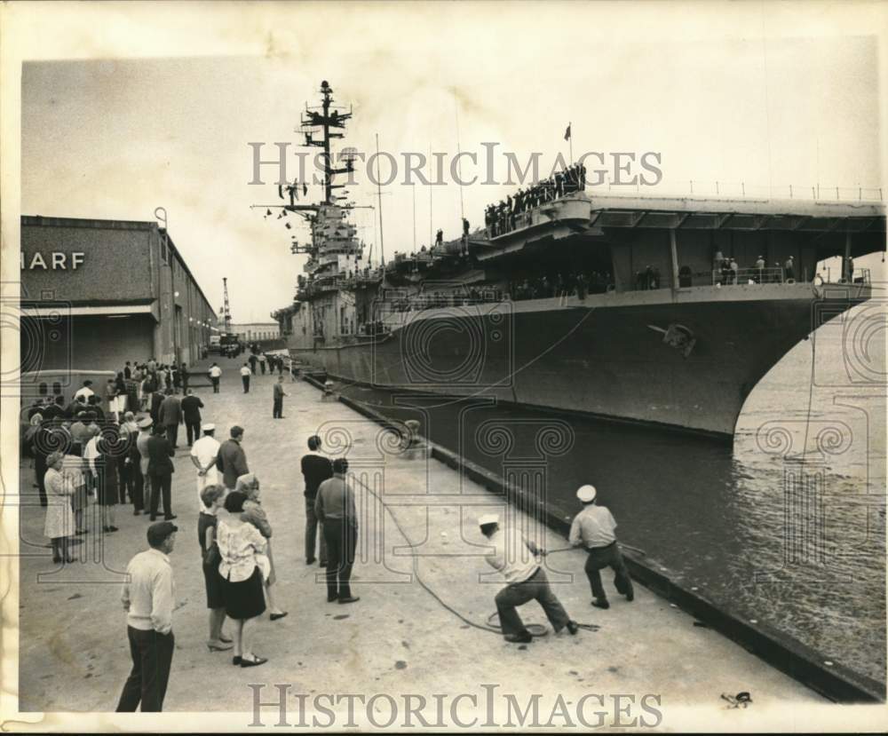 1967 Press Photo Navy Men and the USS Boxer at Wharf, New Orleans - nom07811