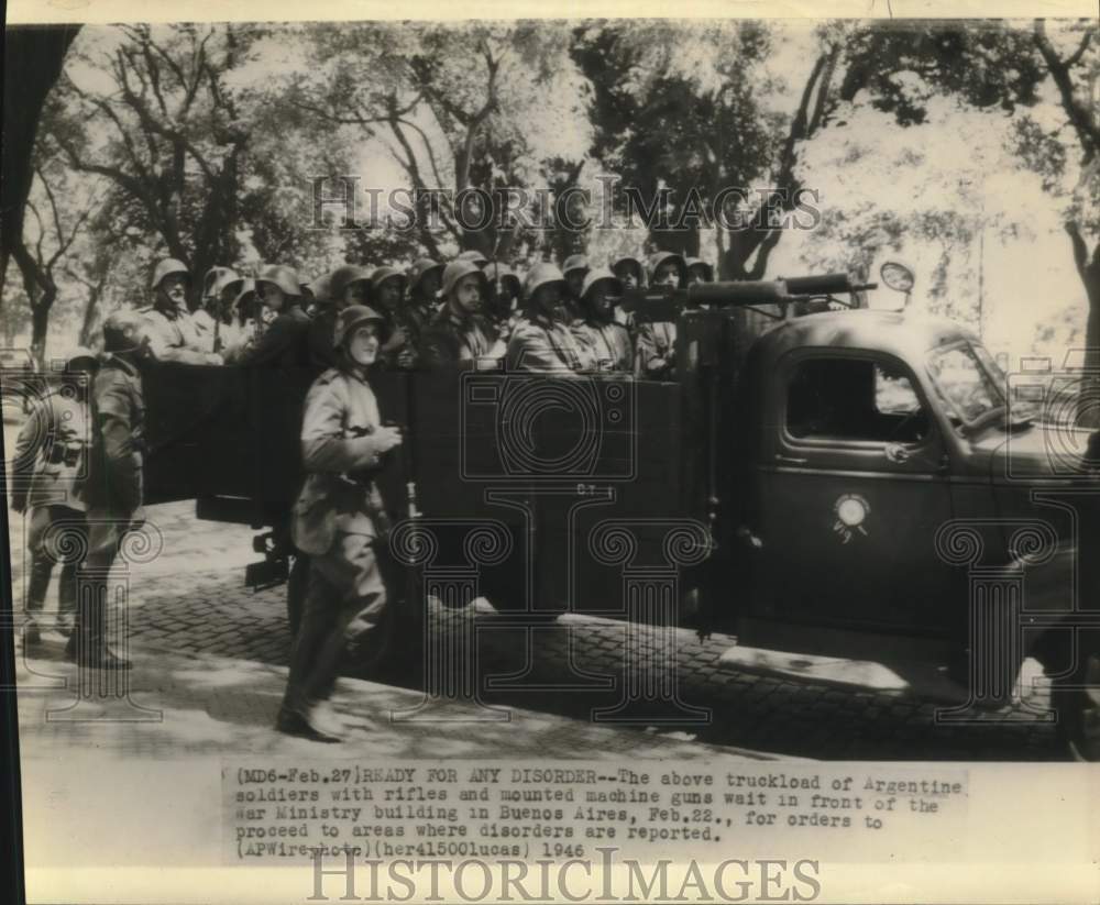 1946 Press Photo Argentine soldiers wait in Buenos Aires for deployment orders