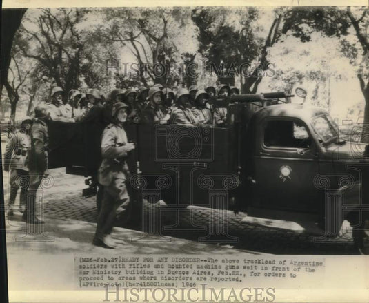 1946 Press Photo Argentine soldiers wait in Buenos Aires for deployment orders