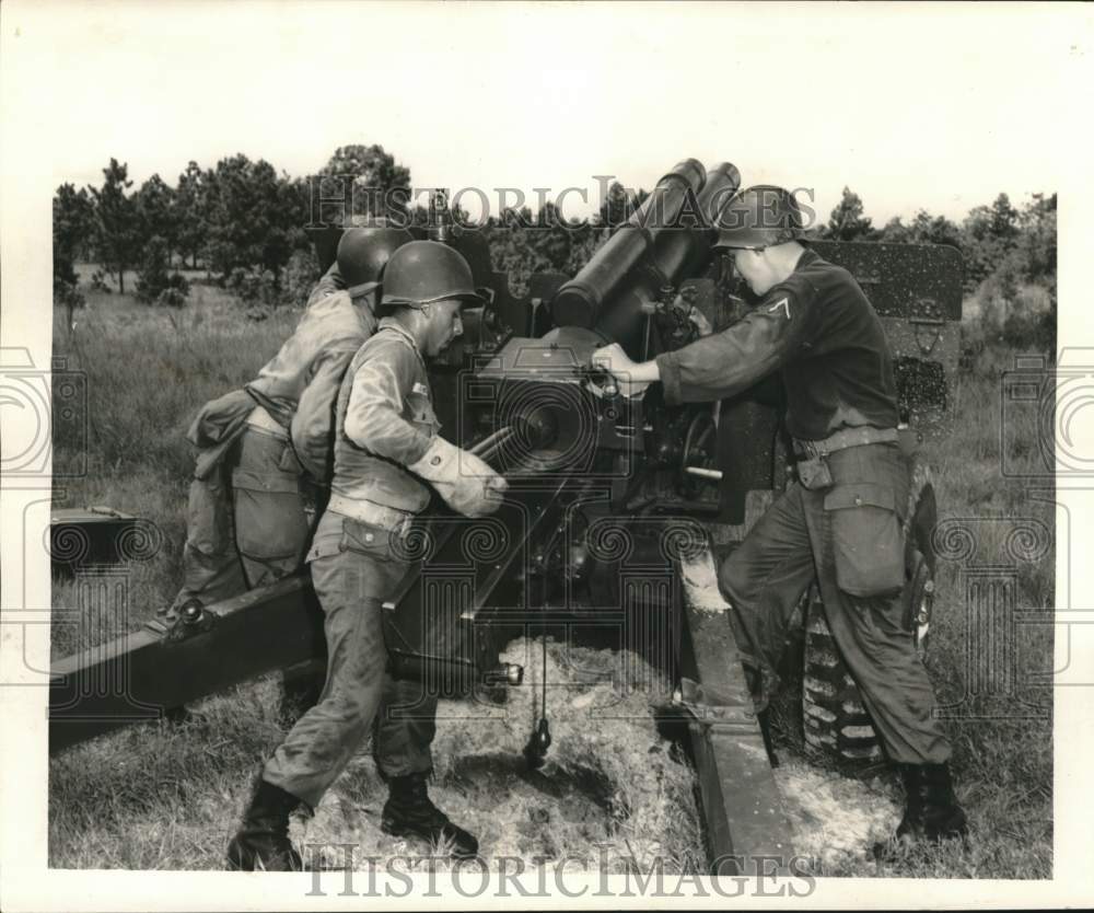 1964 Press Photo New Orleans Historic Artillery members load a 105 Howitzer