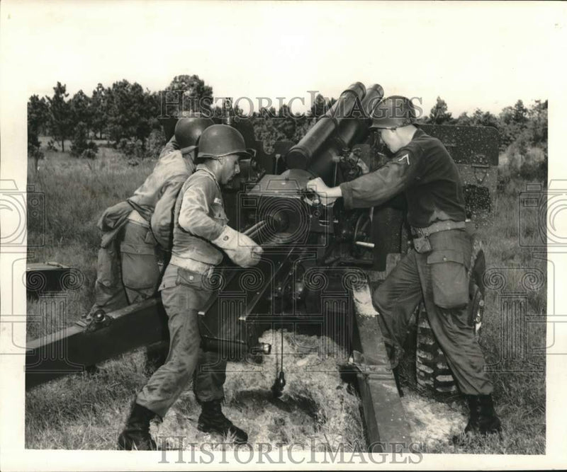 Load image into Gallery viewer, 1964 Press Photo New Orleans Historic Artillery members load a 105 Howitzer
