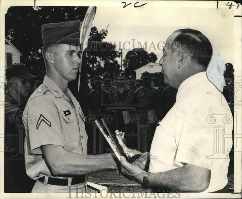 Load image into Gallery viewer, 1968 Press Photo Pvt. Marshall Webre receives honor trophy by James Haggar.
