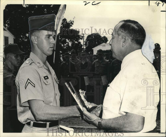 1968 Press Photo Pvt. Marshall Webre receives honor trophy by James Haggar.