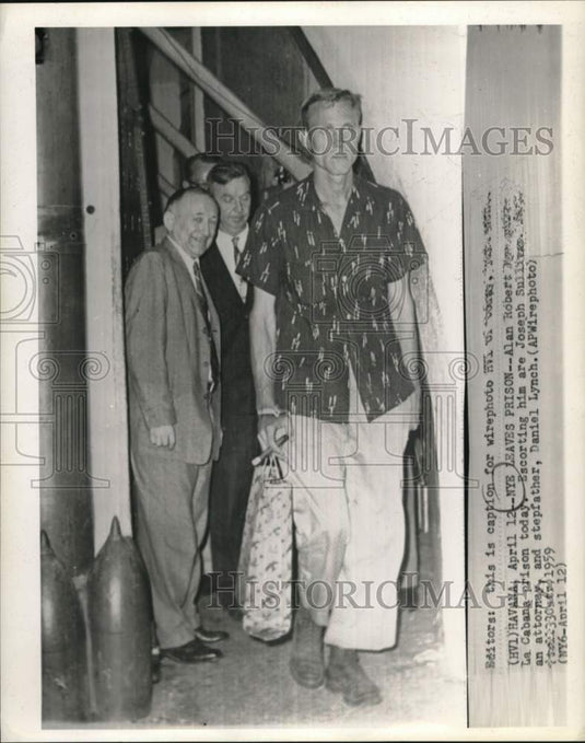 1959 Press Photo Alan Robert Nye leaves Cuba's La Cabana prison with attorney