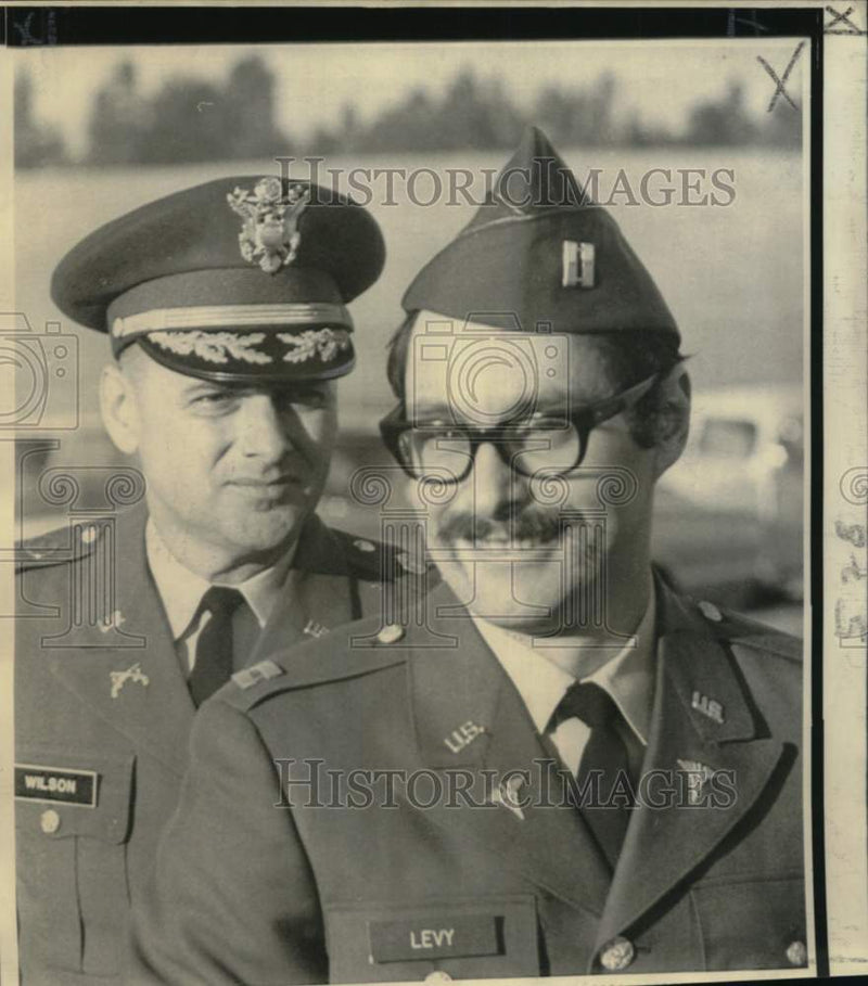 Load image into Gallery viewer, 1967 Press Photo Captain Howard Levy transferred to Ft. Leavenworth Army prison
