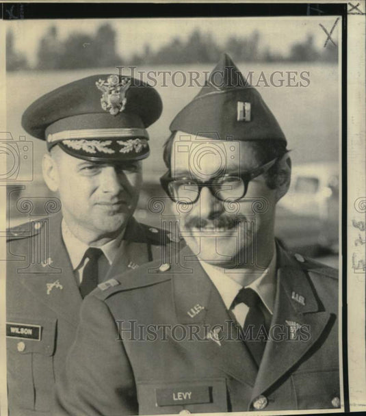 1967 Press Photo Captain Howard Levy transferred to Ft. Leavenworth Army prison