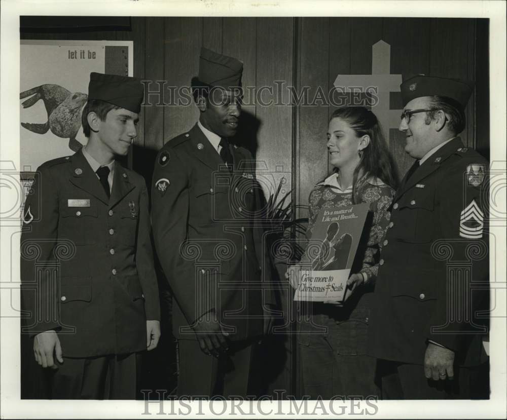 1972 Press Photo Diana Ricou McCaffrey with Christmas Seal participants.- Historic Images