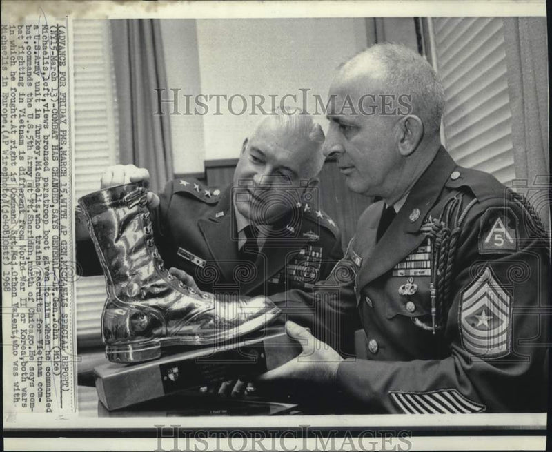 Load image into Gallery viewer, 1968 Press Photo General John Michaelis, Major Othon Valent Admire Bronze Boot
