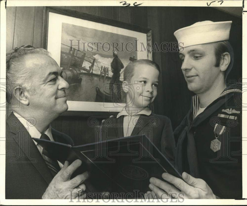 Load image into Gallery viewer, 1970 Press Photo Communications Technician 2nd Class Robert Baker Jr. &amp; Family
