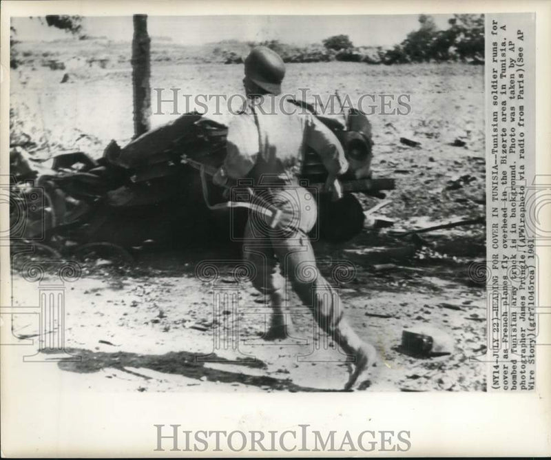 Load image into Gallery viewer, 1961 Press Photo Tunisian Soldier Runs for Cover as French Planes Fly Overhead
