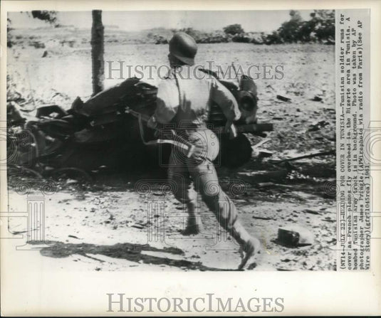 1961 Press Photo Tunisian Soldier Runs for Cover as French Planes Fly Overhead