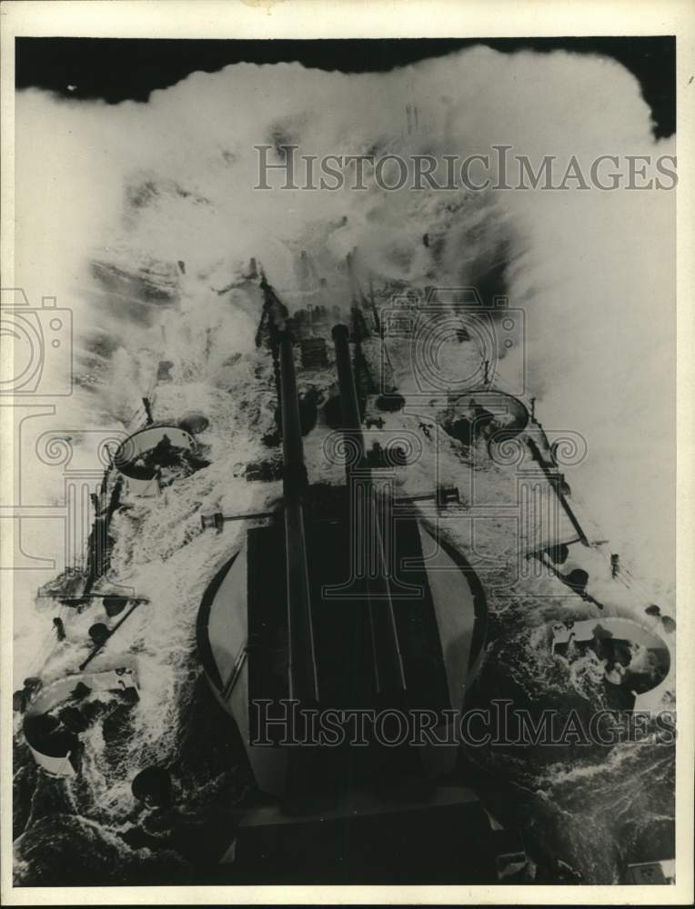 1943 Press Photo Surging seas forming over sides of U.S. warship crossing ocean.- Historic Images