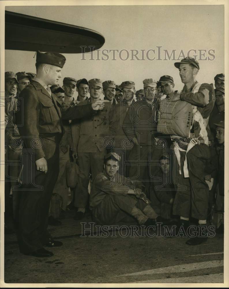 1949 Press Photo Marines Instructed in Parachuting Prior to Air Lift Operations