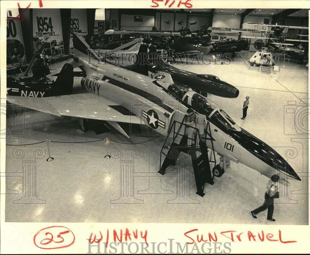 1985 Press Photo A Navy F-4n Phantom appears ready to fly, Navy Museum, Florida.