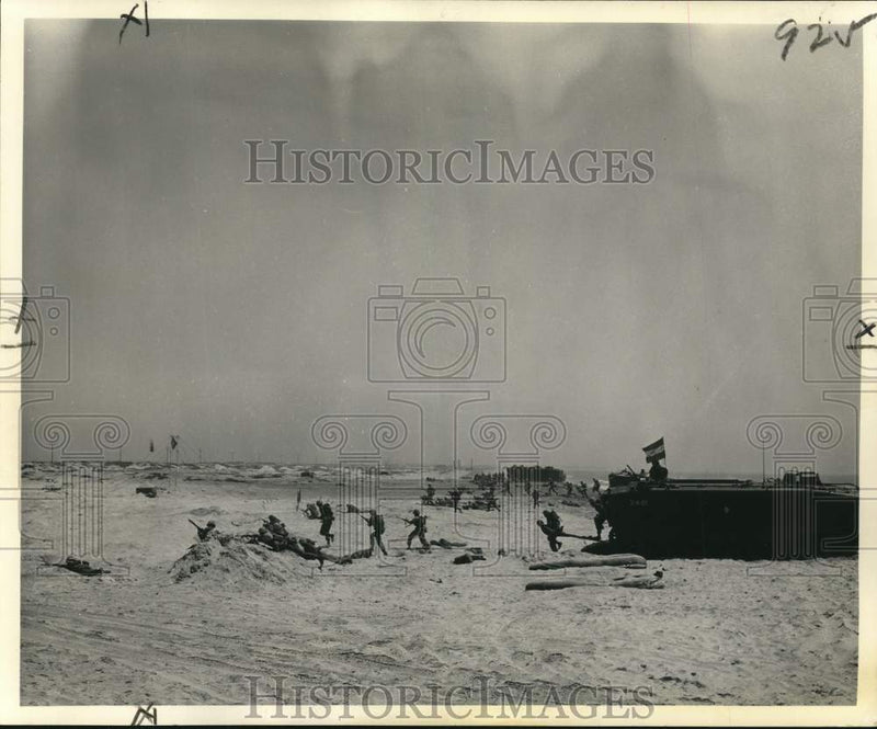 Load image into Gallery viewer, 1963 Press Photo U.S. Marine Reservists Train on California Beach - nom14322
