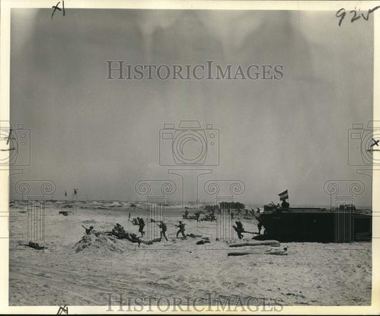 1963 Press Photo U.S. Marine Reservists Train on California Beach - nom14322