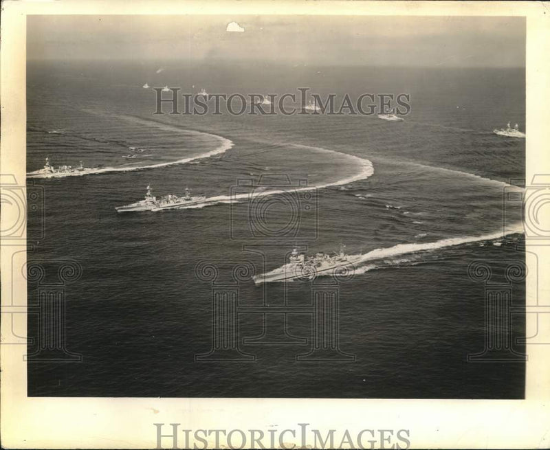 Load image into Gallery viewer, Press Photo Cruisers are shown making a right turn in maneuvers off California.
