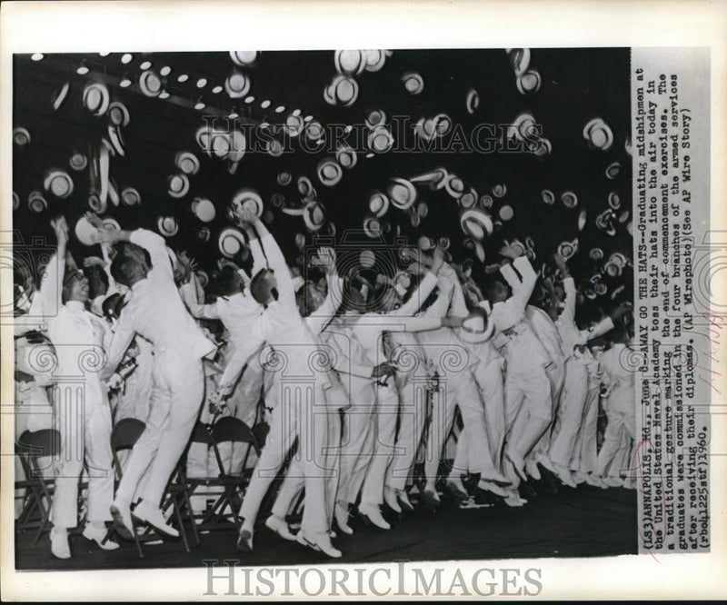 Load image into Gallery viewer, 1960 Press Photo Traditional cap toss, graduation of midshipmen at Naval Academy
