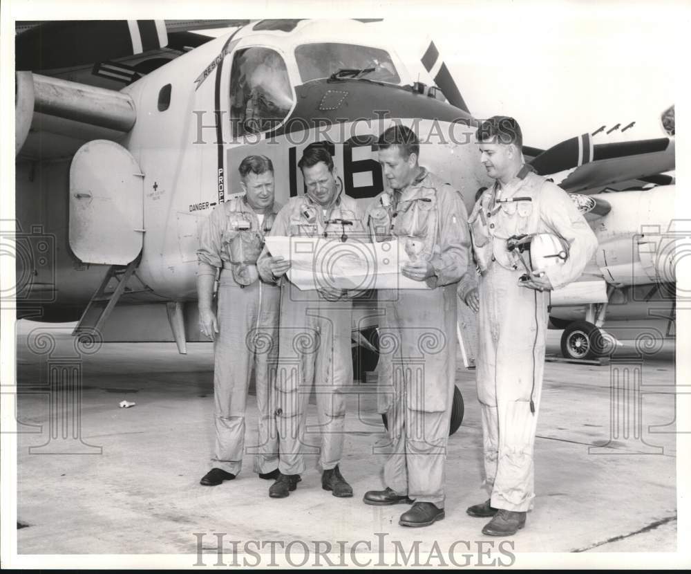 1963 Press Photo Naval Air Reservists studying their map before take-off.