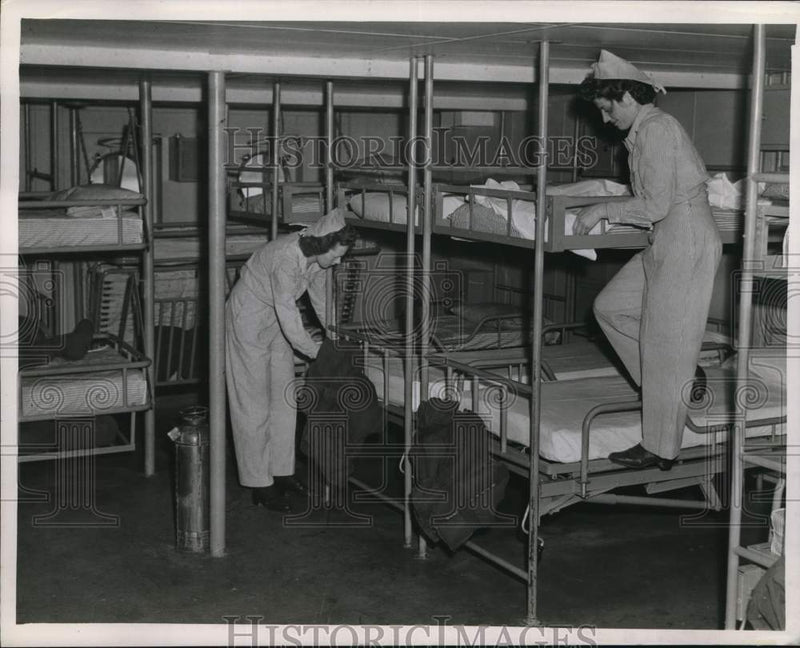 Load image into Gallery viewer, Press Photo Nurses work aboard the U.S. Army Hospital Ship Algonquin.
