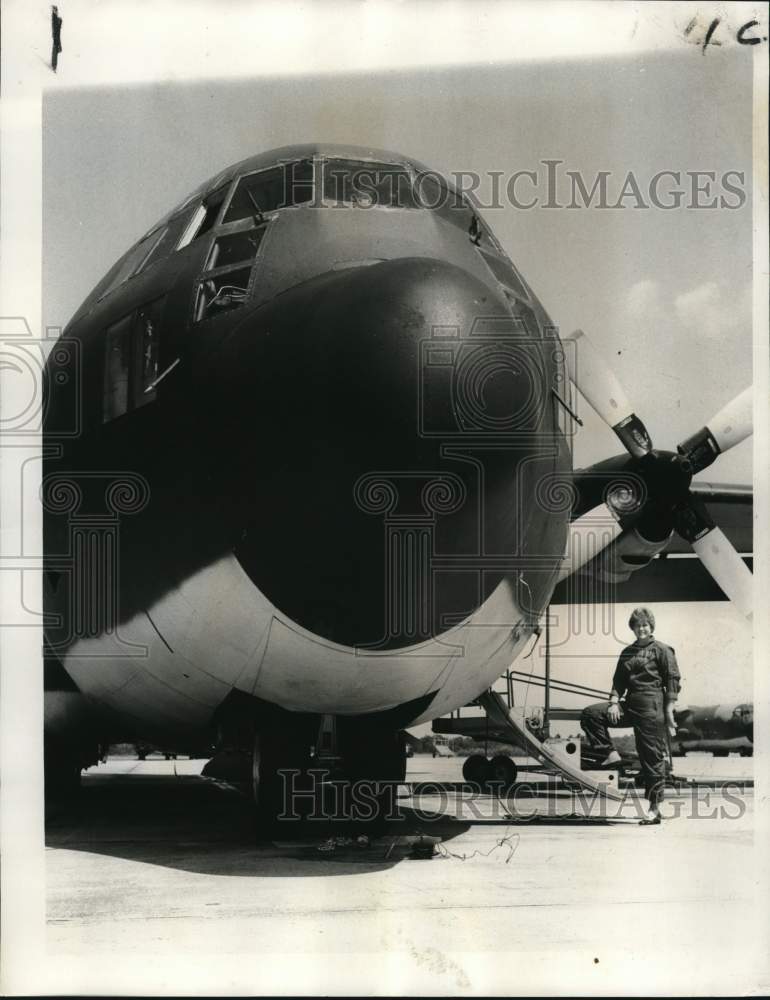 1974 Press Photo C-130 Navy Plane Pilot Ensign Jane Skiles Next to Aircraft- Historic Images