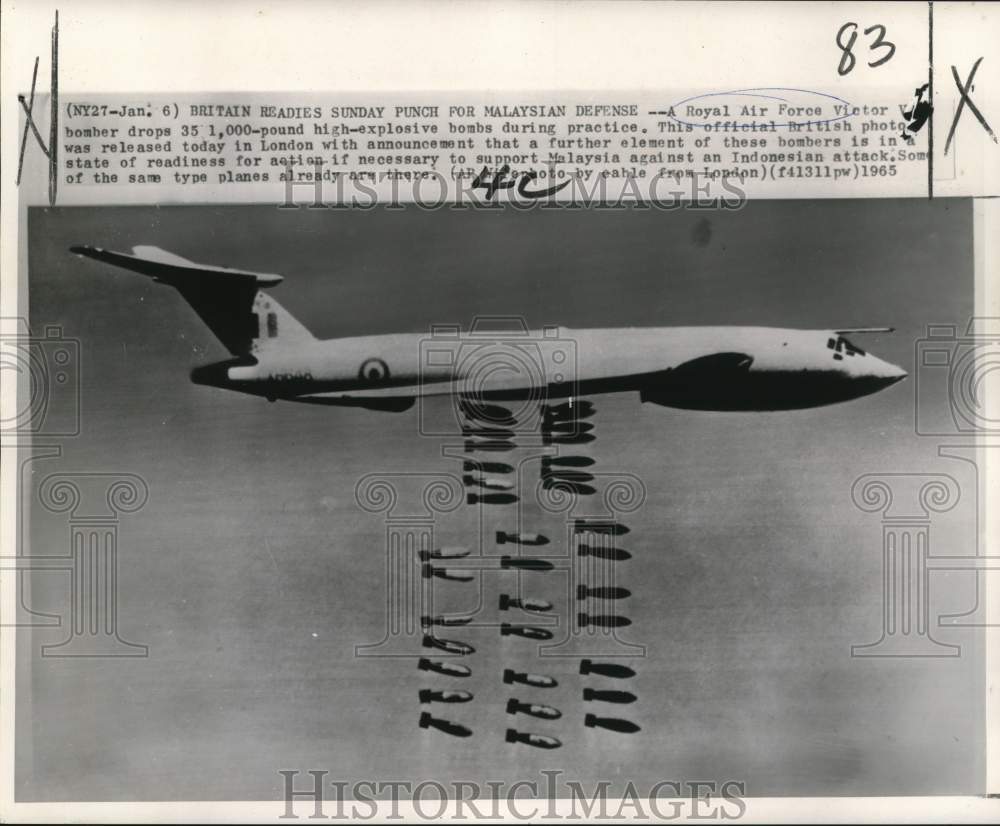 1965 Press Photo Royal Air Force Victor V Bomber Drops Bombs in Training