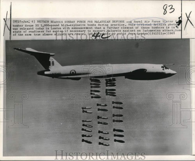 Load image into Gallery viewer, 1965 Press Photo Royal Air Force Victor V Bomber Drops Bombs in Training
