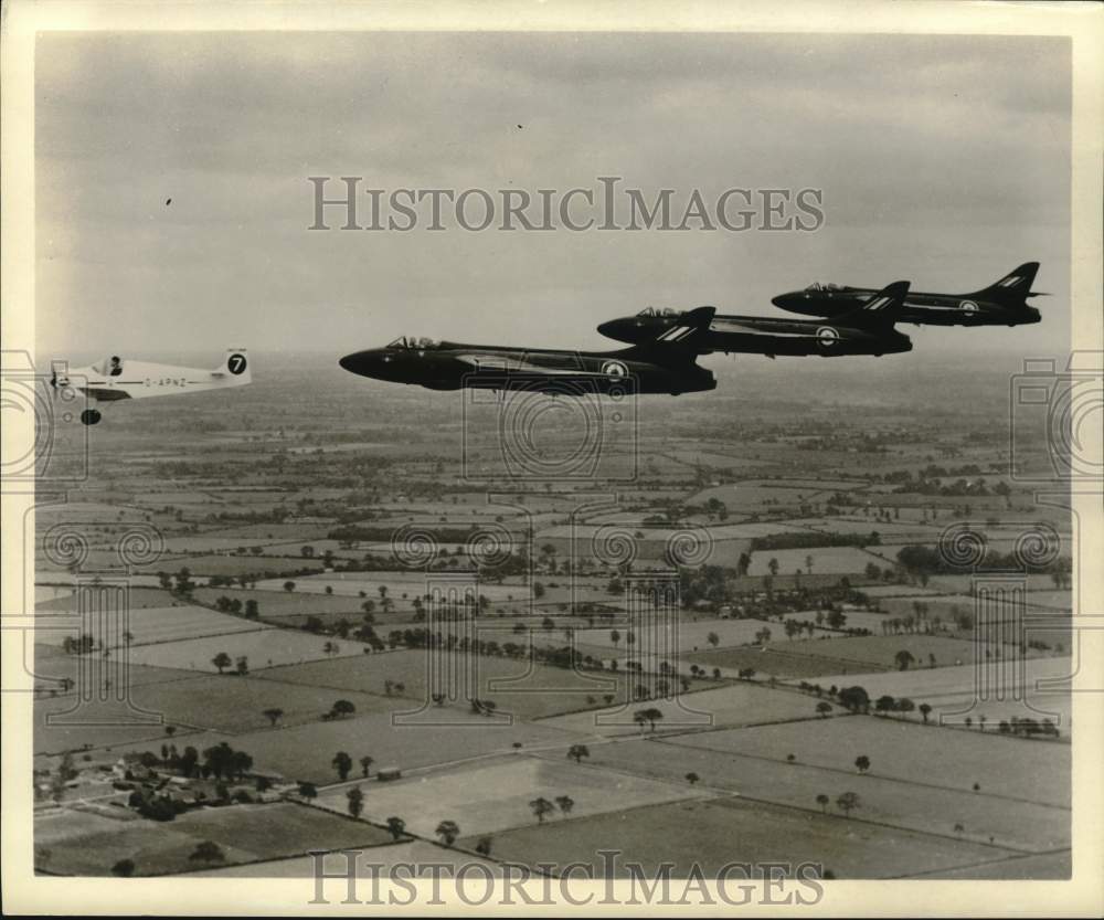 1959 Press Photo Britain&#39;s Hawker Hunters overtake Turbulent over England- Historic Images