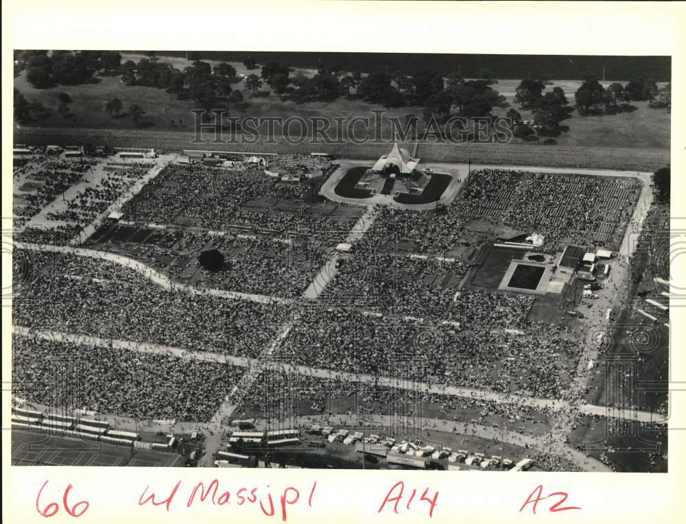 1987 Press Photo The pope visits New Orleans and gives mass to thousands.- Historic Images