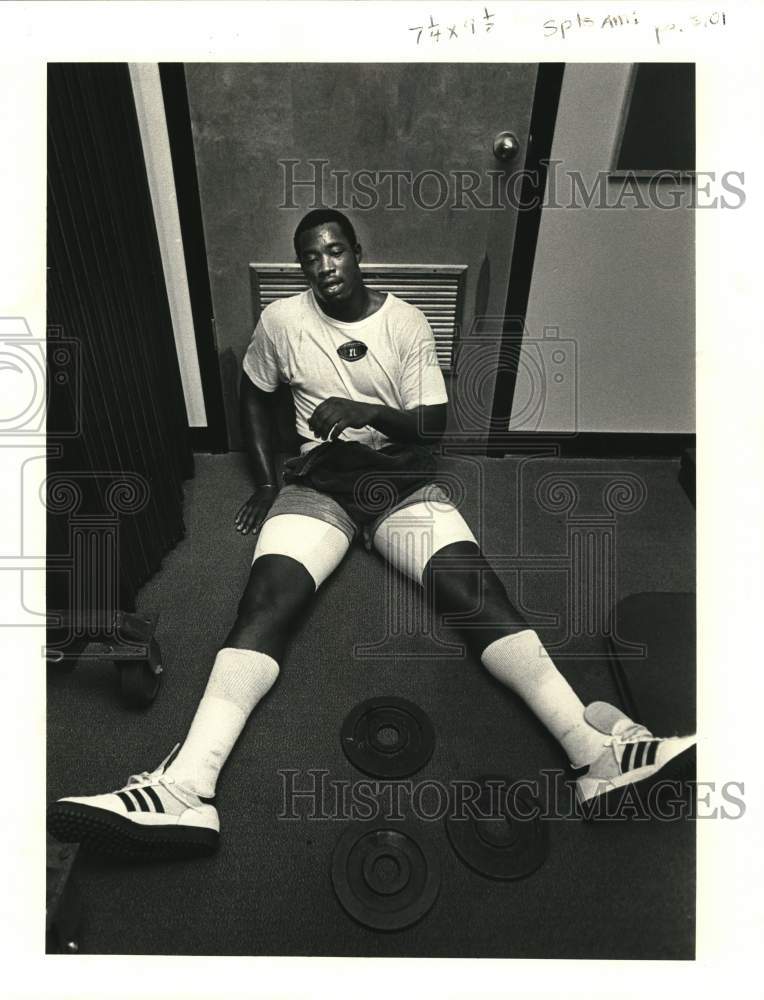 1983 Press Photo George Rogers rests after Saints football camp workout.- Historic Images