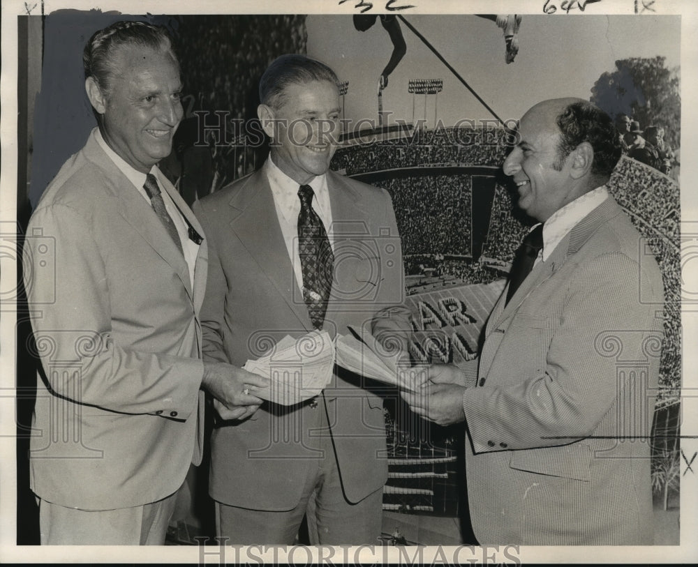 1972 Press Photo Sugar Bowl leaders give donations to Children&#39;s Football Fund- Historic Images