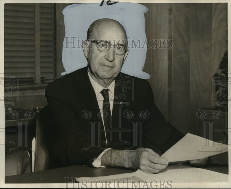 Load image into Gallery viewer, 1965 Press Photo Edwin Boudreaux of Food &amp; Drugs Administration, New Orleans
