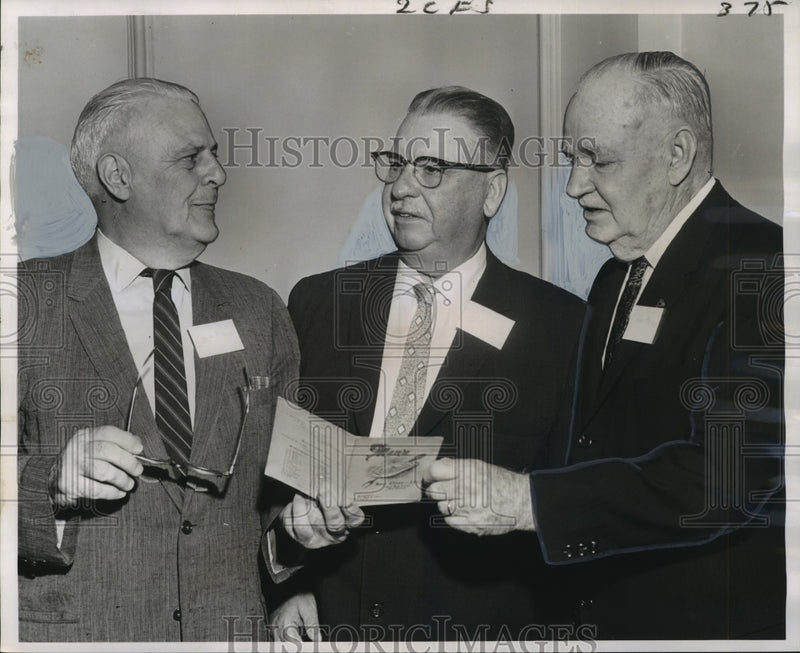 Load image into Gallery viewer, 1963 Press Photo Boys' High School Class of 1913 at reunion dinner in Antoine's
