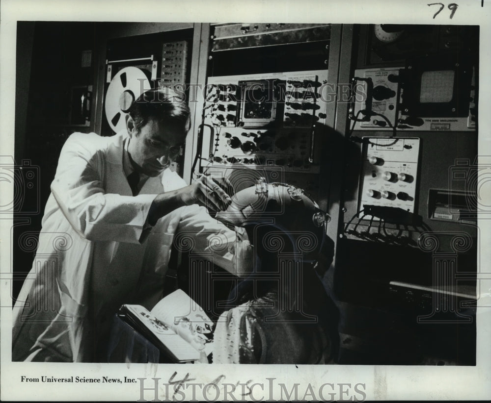 1972 Press Photo Electrical engineer Bernard Sklar puts brain testing cap to kid- Historic Images