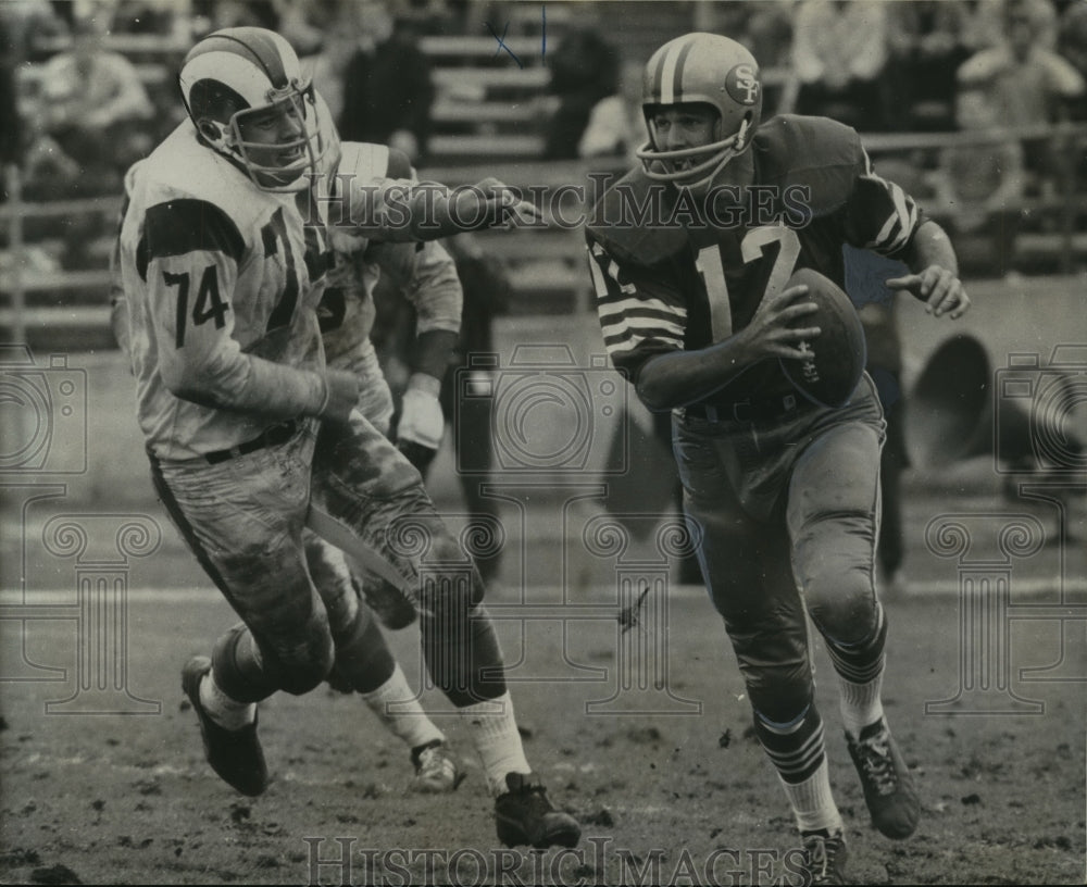 1972 Press Photo Football player during game - noo00057- Historic Images