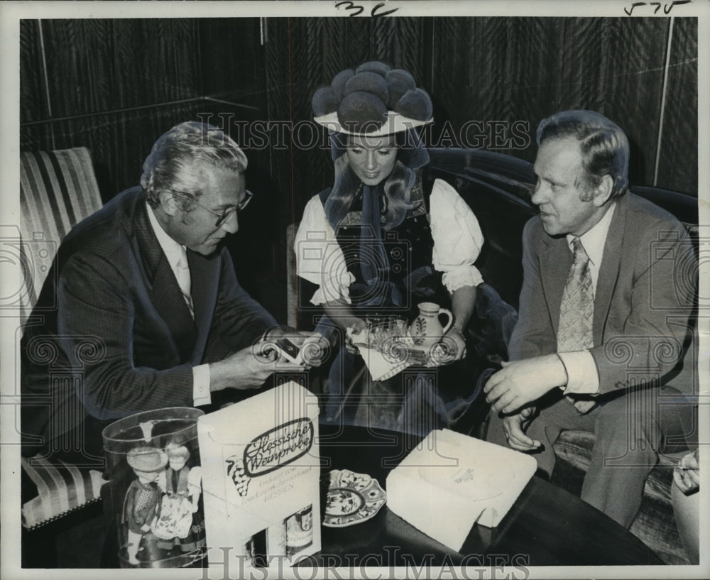 1973 Press Photo Mayor Moon Landrieu examines German penny given by Claus Born