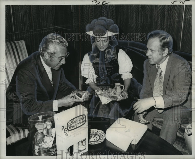 Load image into Gallery viewer, 1973 Press Photo Mayor Moon Landrieu examines German penny given by Claus Born
