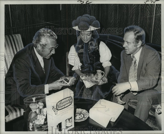 1973 Press Photo Mayor Moon Landrieu examines German penny given by Claus Born