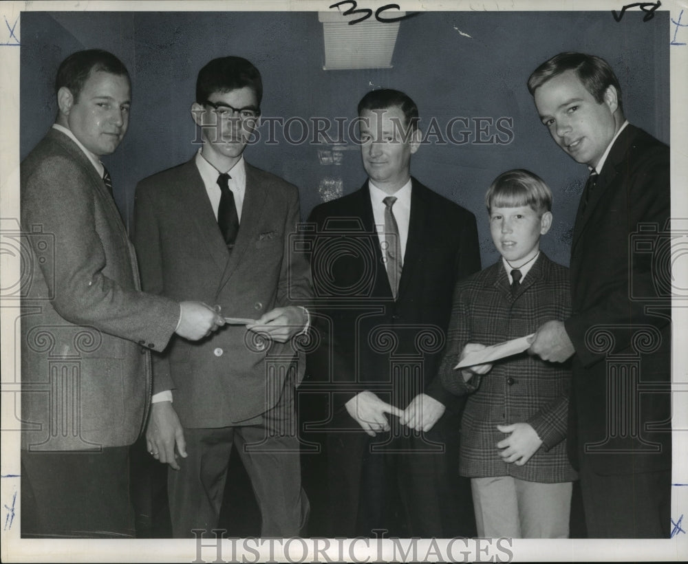 1968 Press Photo The New Orleans Chamber of Commerce awards junior bowlers- Historic Images