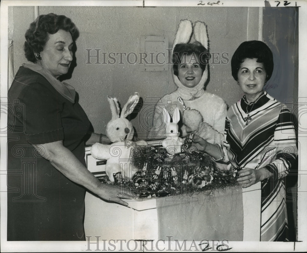 1969 Press Photo Opti-Mrs. Club to give washing machine for Easter - noo00101