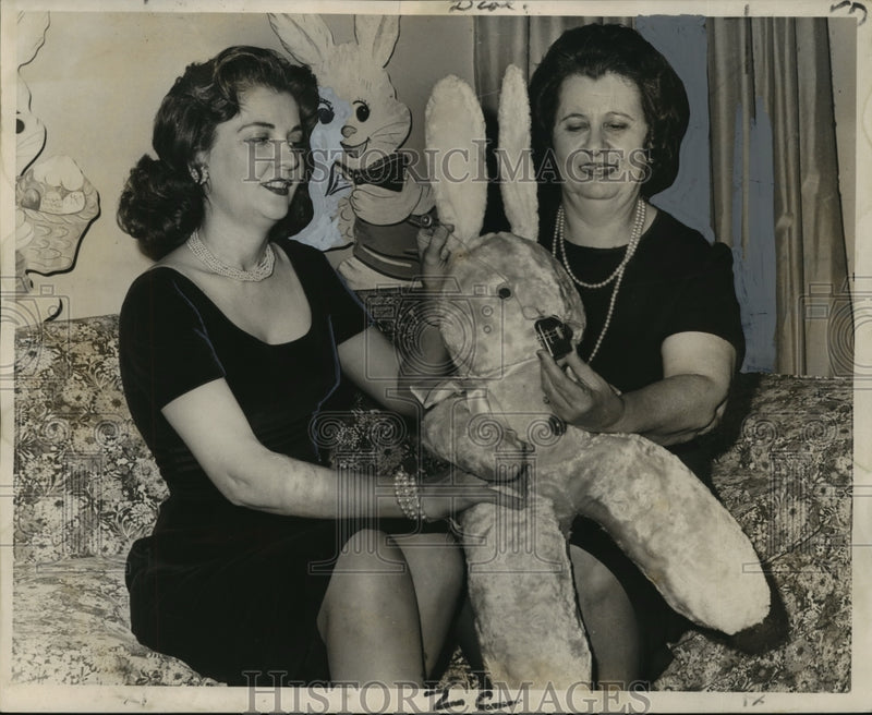 Load image into Gallery viewer, 1966 Press Photo Mrs. Donald Boudreaux &amp; Mrs. Lester Agnelly of Opti-Mrs Club
