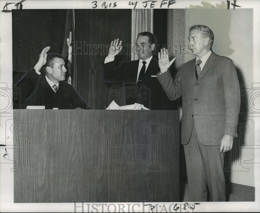 1971 Press Photo Judge Fred Bowes swears in district judges in Jefferson Parish- Historic Images