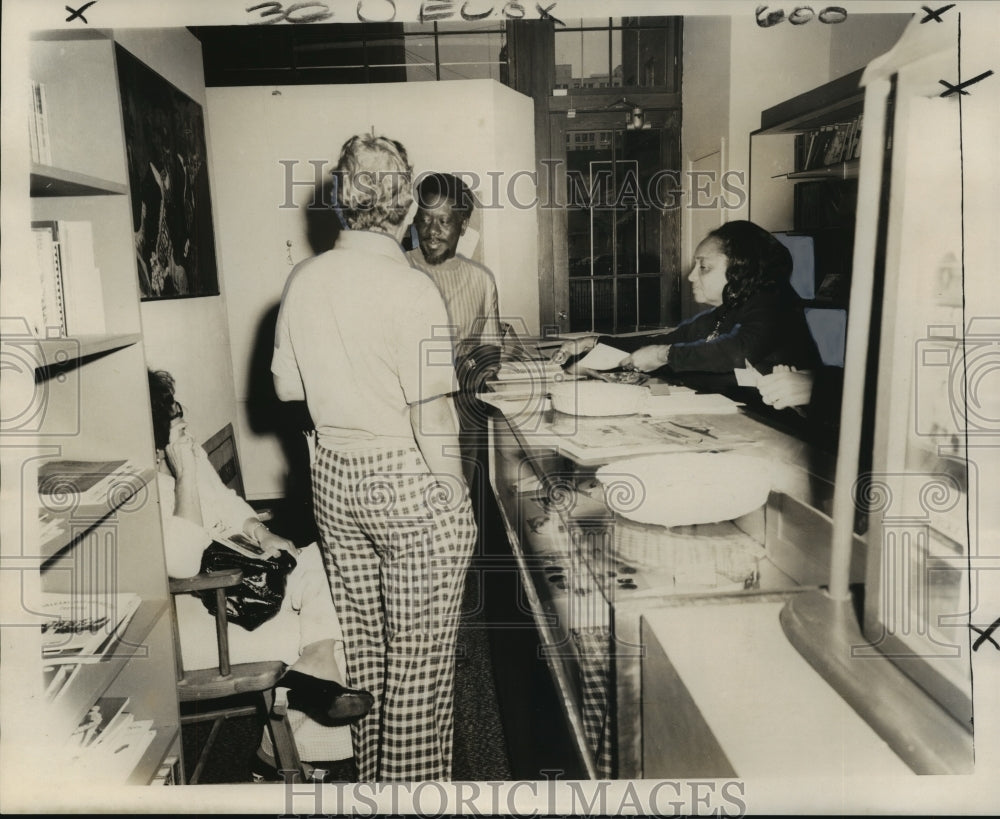 1973 Press Photo Mrs. Charlotte Boutney &amp; Wallace Davenport at Jazz Museum- Historic Images