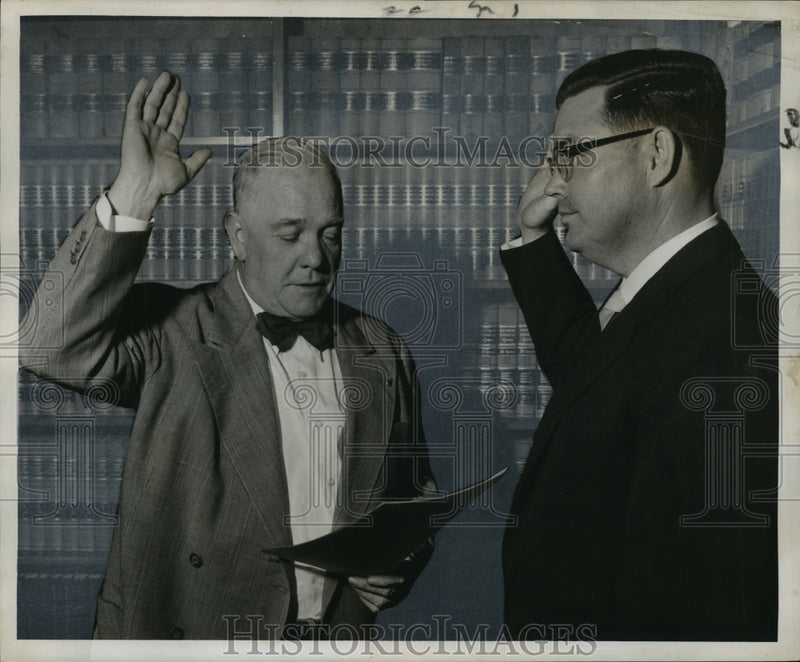 Load image into Gallery viewer, 1955 Press Photo Oath of office led by Judge Lee McCune to John Charles Boutall
