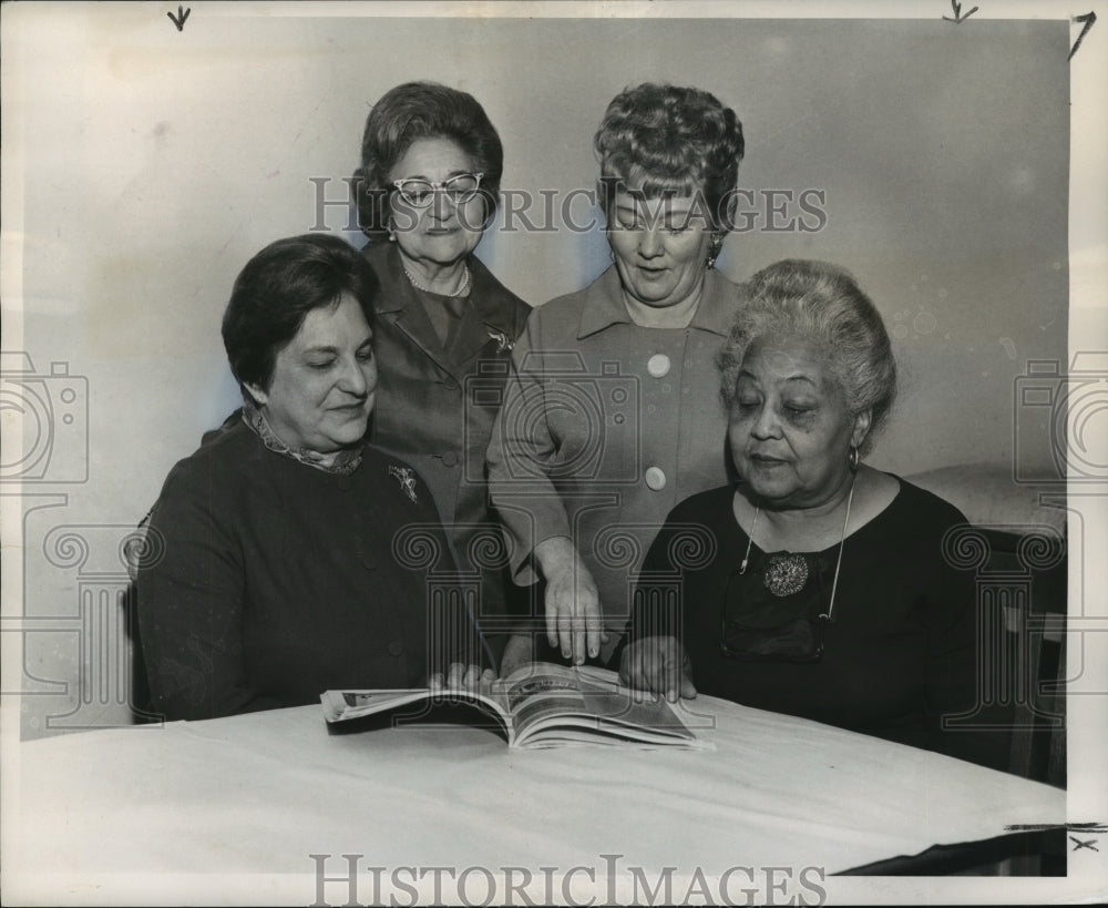 1967 Press Photo New Orleans church women plan for National Day of Prayer